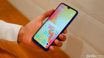 Layar ponsel ini berukuran 6,3 inch dengan resolusi Full HD+. Foto: Adi Fida Rahman/detikINET