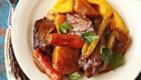 Hidangan Polenta punya tampilan yang menarik, dengan olahan bubur cornmeal yang dimasak hingga halus. Kemudian disajikan dengan potongan daging sapi, yang empuk. Foto: Istimewa