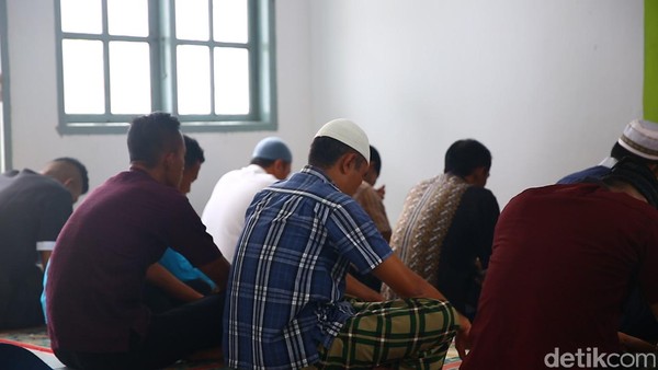 Persoalan ibadah umat muslim di Miangas tidak ada dukanya. Lebih banyak sukanya, karena justru selalu diingatkan oleh teman yang beragama nasrani untuk salat 5 waktu, ujar Losa. (detikcom) Persoalan ibadah umat muslim di Miangas tidak ada dukanya. Lebih banyak sukanya, karena justru selalu diingatkan oleh teman yang beragama nasrani untuk salat 5 waktu, ujar Losa. (detikcom)
