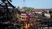 Pagi ini, Jumat (18/10/2019), sejumlah petugas pemadam kebakaran nampak terlihat di lokasi bekas kebakaran di Pasar Mungkid, Kabupaten Magelang yang telah berhasil dipadamkan. Kios-kios yang hangus terbakar itu pun tak dapat dimanfaatkan para pedagang di Pasar Mungkid untuk berjualan.