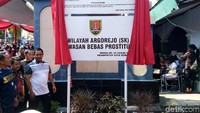 Lokalisasi Sunan Kuning Semarang resmi ditutup hari ini, Jumat (18/10/2019). Penutupan ditandai dengan pembukaan tirai yang menutup papan pengumuman bertuliskan Wilayah Argorejo (SK) Kawasan Bebas Prostitusi. Tercantum juga Perda Nomor 5 tahun 2017 tentang ketertiban umum sebagai dasar pemasangannya.
