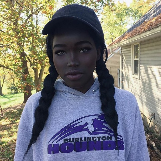 Lolita memiliki fitur wajah yang membuatnya tampak seperti boneka. Foto: Instagram @typicalblackmum