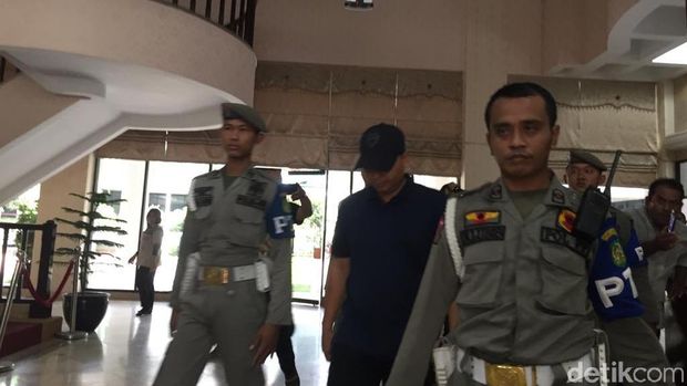 Staf Wali Kota Medan, Andika (kaos biru) menyerahkan diri di kantor Walkot Medan