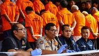 Dari 22 orang tersebut, salah satunya ada seorang perempuan berprofesi dokter. Dalam keterangan polisi, EF diduga menjadi pendana pembuatan bom molotov.