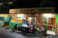 Mie Aceh Jambo Aye: Pedas Gurih Mie Aceh Tumis Daging Telur yang Berempah