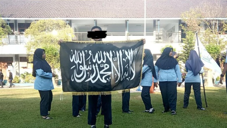 Murid di Sragen Bentangkan Bendera Identik HTI, Pihak Sekolah Buka Suara Murid di Sragen Bentangkan Bendera Identik HTI, Pihak Sekolah Buka Suara