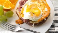 Tak kalah unik, ada Egg Benedict yang merupakan nama Lemuel Benedict. Ia memesan hidangan brunch sesuai seleranya di Delmonico’s Restaurant saat tengah mabuk. Chef yang mendapati pesanan Benedict pun langsung mencatat resep ini.Foto: Istimewa
