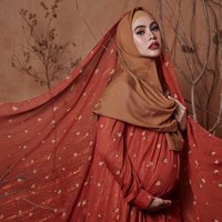 Sebelum melahirkan Kartika Putri melakukan foto kehamilan dengan berbagai gaya hijab. Seperti pada foto ini, Kartika tampak cantik dalam balutan busana dari Barli Asmana. Dia menerapkan gaya hijab syari berwarna cokelat yang dipadukan dengan selendang panjang berwarna senada dengan gaunnya. Foto: instagram @mariophotographie.