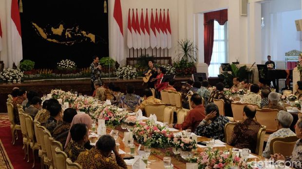 Kukuruyuk! Momen Tak Biasa Jokowi-JK 'Berkokok' di Perpisahan Kabinet