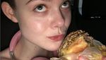Ini Gaya Kulineran Elle Fanning yang Doyan Makan Burger