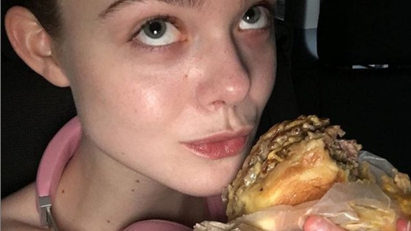 Ini Gaya Kulineran Elle Fanning yang Doyan Makan Burger