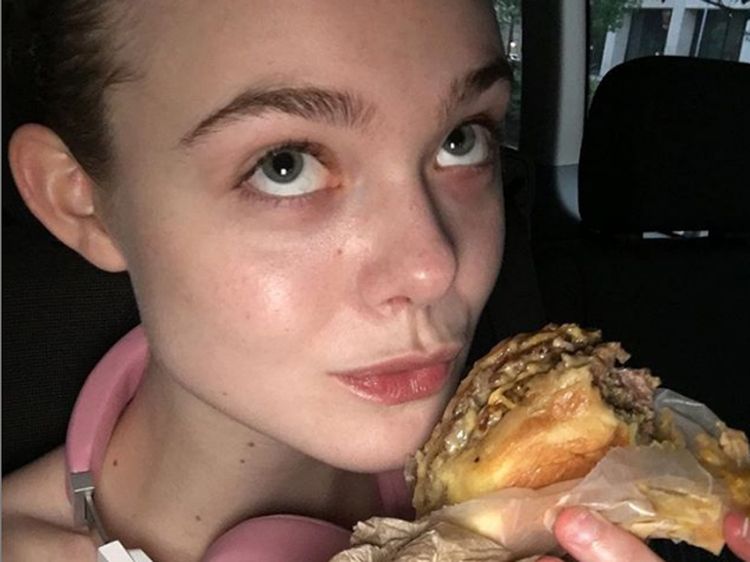 Ini Gaya Kulineran Elle Fanning yang Doyan Makan Burger