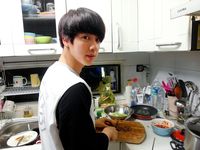 5 Idol Korea Ini Tampan dan Jago Masak, Hati-hati Kepincut!