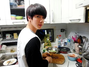 5 Idol Korea Ini Tampan dan Jago Masak, Hati-hati Kepincut!
