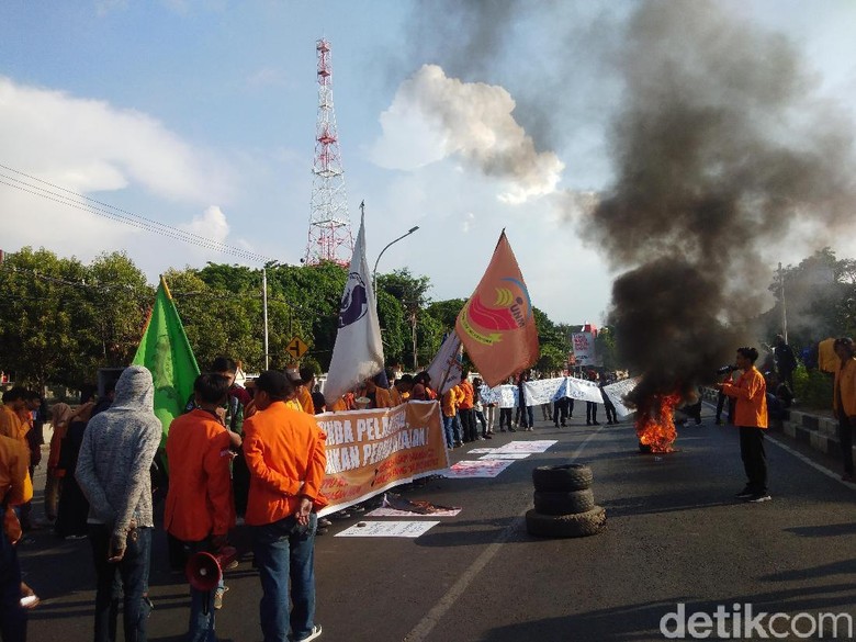 Demo Lanjut, Mahasiswa Makassar Bakar Ban-Blokade Jalan Demo Lanjut, Mahasiswa Makassar Bakar Ban-Blokade Jalan