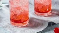 Shirley Temple, artis anak-anak tahun 1930-an ini pernah sangat cemburu pada orang-orang dewasa. Jadi Shirley meminta bartender mencampur mocktail ale jahe dan grenadine ini hingga menjadi jenis minuman baru.Foto: Istimewa