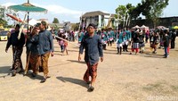 Namanya ritual Saparan Bekakak yang diawali dengan berkumpulnya seluruh peserta di lapangan Ambarketawang. Mereka lalu melakukan arak-arakan mengawal dua pasang boneka pengantin (Foto: Misericordias Domini/detikcom)