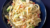 Suka pasta Fettucine Alfredo? Nama pasta fettuccine ini ditemukan oleh Chef Alfredo di Lelio dari Roma, Italia. Lalu pasta tersebut dibawa ke Amerika dengan campuran saus krim.Foto: Istimewa