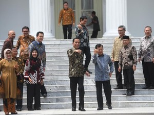 Kukuruyuk! Momen Tak Biasa Jokowi-JK Berkokok di Perpisahan Kabinet