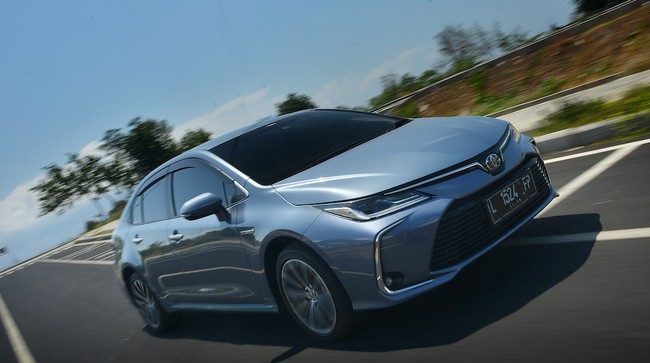 Toyota Corolla Altis Hybrid, Sedan Legendaris yang Irit BBM