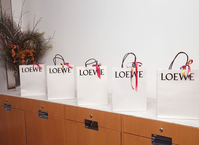 Meski berasal dari Spanyol, label Loewe memiliki pelafalan dalam bahasa Prancis. Anda keliru jika menyebutnya Luhwi karena yang benar adalah Lu-evveh. (Foto: Getty Images)