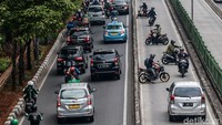 Sejumlah pengendara motor nampak putar balik saat mengetahui ada polisi yang bersiaga di jalur khusus Bus TransJakarta yang berada di Jalan Galunggung, Jakarta, Jumat (18/10/2019).