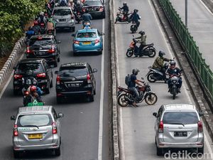 Hindari Razia Polisi, Pemotor Nekat Putar Balik di Jalur Busway
