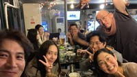 Krystal lewat Instagramnya juga kerap mengunggah foto ketika pose bersama makanan. Aneka santapan lezat pernah dinikmatinya. Tak hanya sendiri, Krystal kerap kumpul untuk makan bersama teman-temannya, seperti momen ini. Foto: instagram Krystal Jung