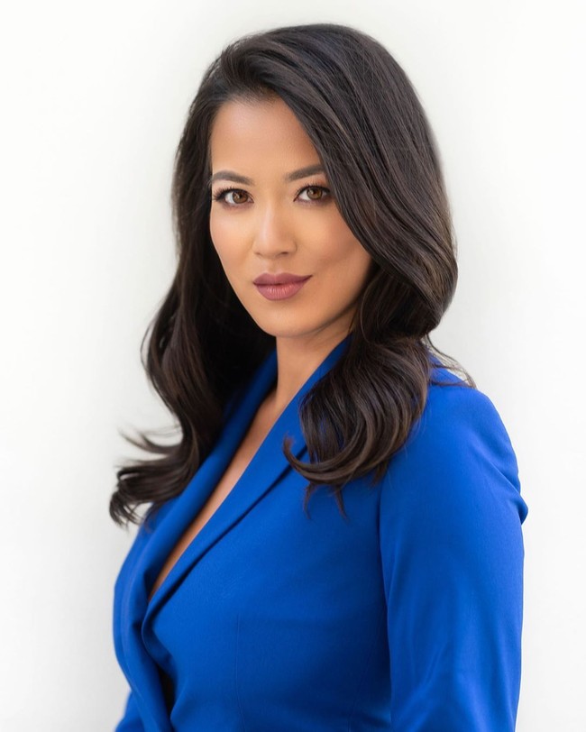 Presenter berita CBS Miami Frances Wang belakangan menampilkan tampilan kulit aslinya yang sedang bermasalah. Di balik makeup tebal yang diterapkannya saat kerja, wajah Frances ternyata berjerawat cukup parah. Foto: Instagram @franceswangtv