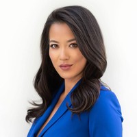 Presenter berita CBS Miami Frances Wang belakangan menampilkan tampilan kulit aslinya yang sedang bermasalah. Di balik makeup tebal yang diterapkannya saat kerja, wajah Frances ternyata berjerawat cukup parah. Foto: Instagram @franceswangtv
