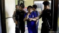 Diketahui saat akan dibekuk oleh polisi pelaku sempat melawan dan mencoba melarikan diri sehingga terpaksa dilumpuhkan kaki kanannya oleh petugas. Pelaku warga Kecamatan Siwalan, Kabupaten Pekalongan ditangkap di daerah Tegal Selatan, Kota Tegal. Ia berniat sembunyi di rumah saudaranya.