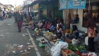 Pascaterbakarnya Pasar Mungkid yang dikenal dengan Pasar Blabak, Kabupaten Magelang, dipasang police line. Seluruh akses masuk menuju pasar tersebut ditutup. Para pedagang yang los tidak terbakar, sebagian ada yang jualan di emperan pinggir jalan depan pasar.