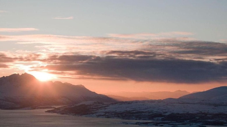 Matahari tak terbenam selama 2 bulan di Tromso (BBC Travel) Matahari tak terbenam selama 2 bulan di Tromso (BBC Travel)