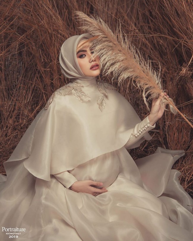 Bak seorang puteri, Kartika Putri cantik dalam balutan organza gown dari perancang Rasya Shakira. Foto: instagram @kartikaputriworld