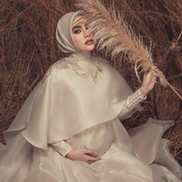 Bak seorang puteri, Kartika Putri cantik dalam balutan organza gown dari perancang Rasya Shakira. Foto: instagram @kartikaputriworld
