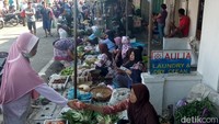 Para pedagang yang los jualannya terbakar pun berharap pemerintah bisa segera membuat pasar darurat agar bisa berjualan kembali.