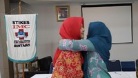 Maaf sekali, kemarin kami tunda wisuda. Kalau mau tahun depan nggak papa. Nggak masalah. Kami tidak mempersoalkan wisuda. Wisuda hanya prosesi, yang penting yudisium, ujar , Wakil Ketua II bidang Nonakademik STIKES IMC Daelami.