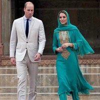 Sementara Pangeran William tampil formal dengan setelan jas warna krem dipadu kemeja dusty blue serta dasi hitam. Foto: Owen Humphreys - Pool/Getty Images