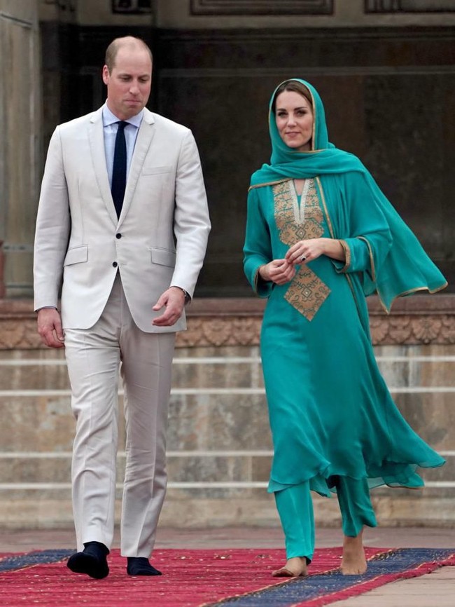 Sementara Pangeran William tampil formal dengan setelan jas warna krem dipadu kemeja dusty blue serta dasi hitam. Foto: Owen Humphreys - Pool/Getty Images