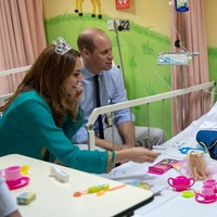 Selama kunjungan ke rumah sakit, pasangan kerajaan ini bercengkerama dengan sejumlah pasien anak di sana. Seperti melakukan permainan memancing, bermain boneka hingga board game. Foto: Arthur Edwards-Pool/Getty Images