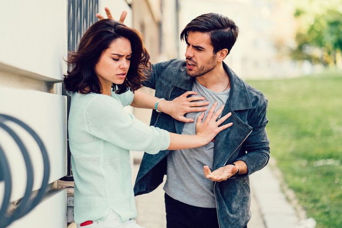 zodiak Annoyed boyfriend arguing with his girlfriend
