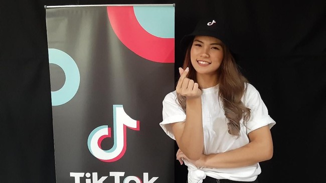 Dari Guru Taman Kanak-kanak, Kelly Courtney Jadi Si Bintang TikTok