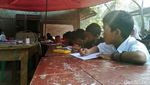 Sekolah Direnovasi, Siswa SD Karawang Belajar di Bawah Terpal