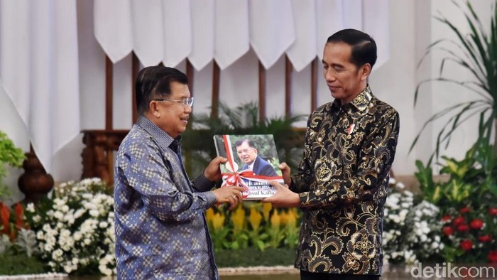 Presiden Jokowi menggelar acara perpisahan dengan Wapres Jusuf Kalla dan Menteri Kabinet Kerja. Jokowi dan JK sempat cipika-cipiki dalam acara perpisahan tersebut.