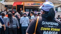 Para wanita pekerja seks (WPS) mengantre santunan di kawasan lokalisasi Sunan Kuning Semarang yang telah ditutup.