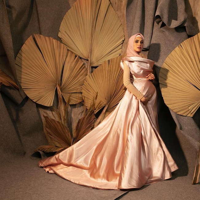 Kartika Putri juga bergaya elegan di foto kehamilannya dengan memakai gaun dari Tommy Panca Murti. Kartika melakukan maternity shoot di saat usia kehamilannya mencapai delapan bulan. Foto: instagram @kartikaputriworld