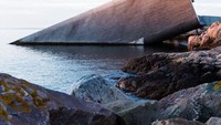 Bentuknya yang memanjang dan unik membuat restoran ini tampak seperti nyusruk ke dalam laut. Lewat bagian dalam laut ini bisa dilihat aneka ekosistem liar Samudera Atlantik bagian Utara. Foto: instagram @underlindesnes