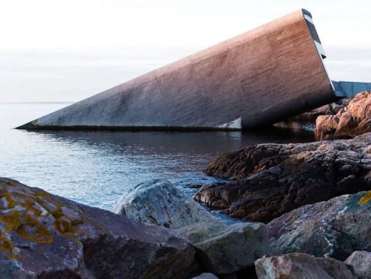 Nyungsep ke Laut, Restoran Ini Hadirkan Sensasi Makan di Bawah Air