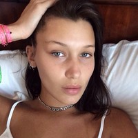 Memiliki kulit wajah yang selalu terlihat glowing rupanya Bella kerap merawat kulitnya secara rutin. Aku tak pernah keluar rumah tanpa memakai serum atau minyak esensial. Setelah membersihkan wajah aku tak pernah absen menggunakan pelembab sebelum pergi tidur, terang Bella Foto: Instagram