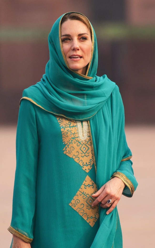 Ibu tiga anak ini mengenakan baju tradisional Pakistan yang disebut shalwar kameez. Baju dengan model tunik dengan bordiran emas itu ia pasangkan dengan celana berwarna sama. Foto: Owen Humphreys - Pool/Getty Images